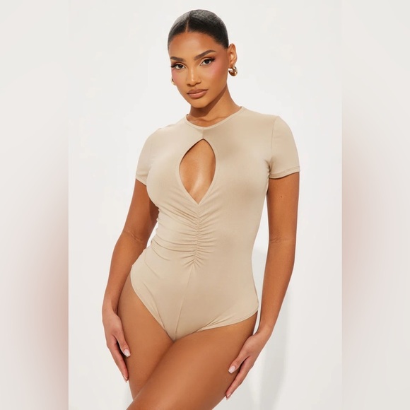 Women’s Stand Out Short Sleeve Crewneck Thong Bodysuit | Color: Taupe | NEW/NWT! - Picture 2 of 9